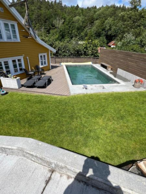 Idyllic seaside Sørland cabin with swimming pool